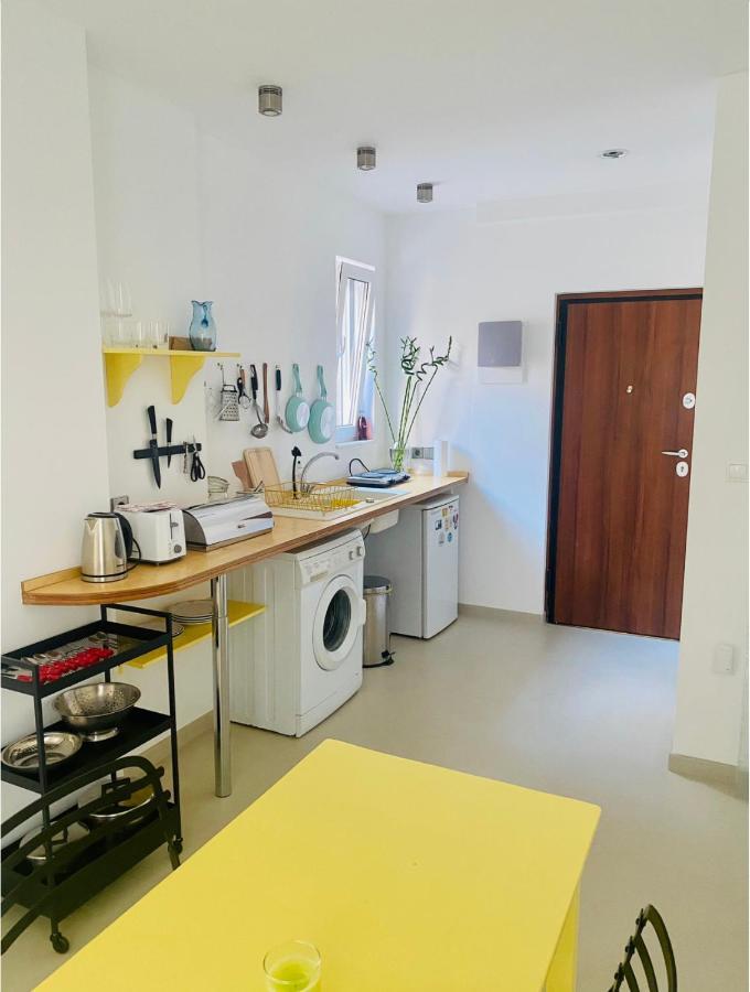 Your Lovely In Buzzing Exarchia Apartment *